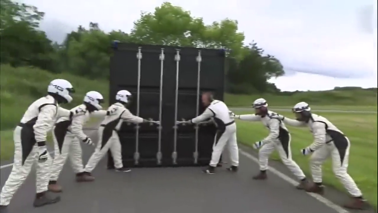 超级跑车闪亮登场，集装箱打开的那一刻，简直太酷炫了！