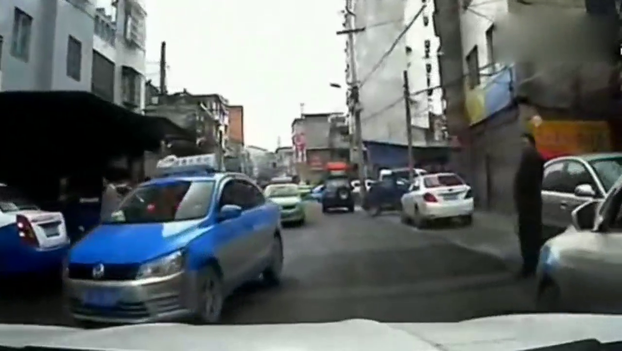 出租车正在倒车，突然感觉不对劲，接下来发生的事真的是无敌了