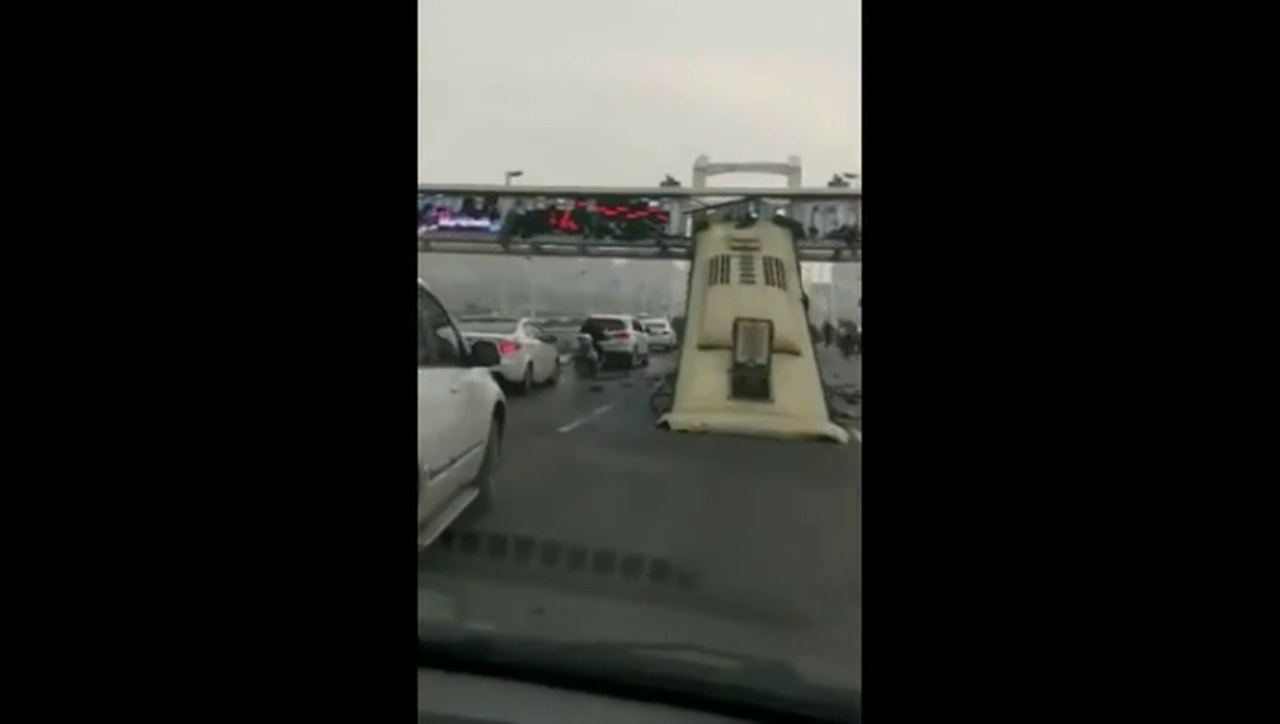 公路限高，把客车车顶都给削平了！