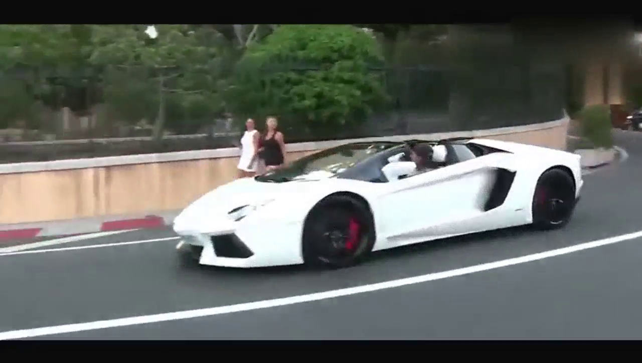 兰博基尼跑车经过的那一刻，女孩完全蒙圈了！