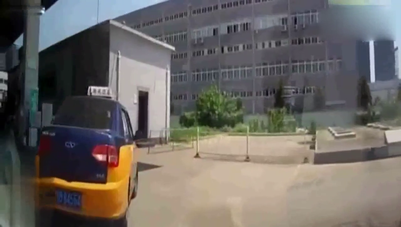 出租车倒车一霸都不看倒车镜的，结果车主遭殃！