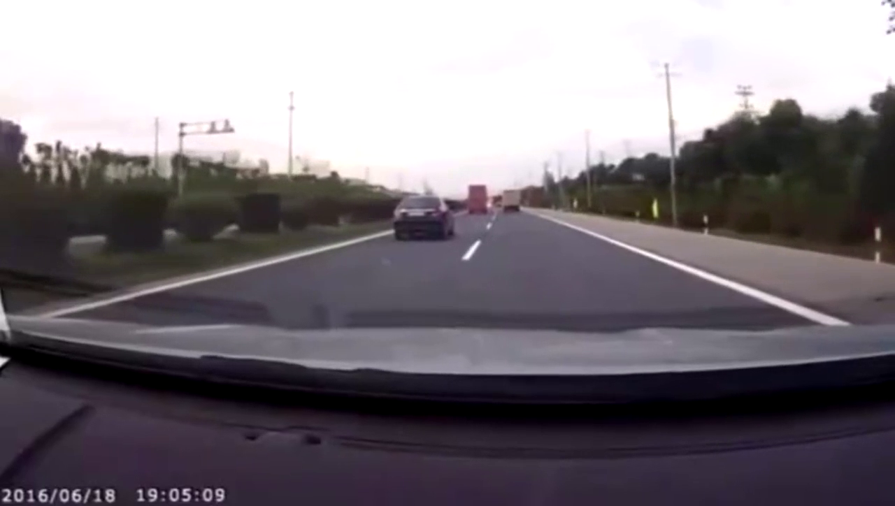 奔驰公路别车大卡车，10秒后才是霸气的开始