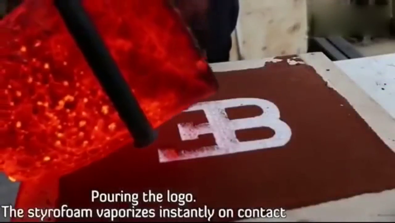 给布加迪超跑车标浇上滚烫的铁水