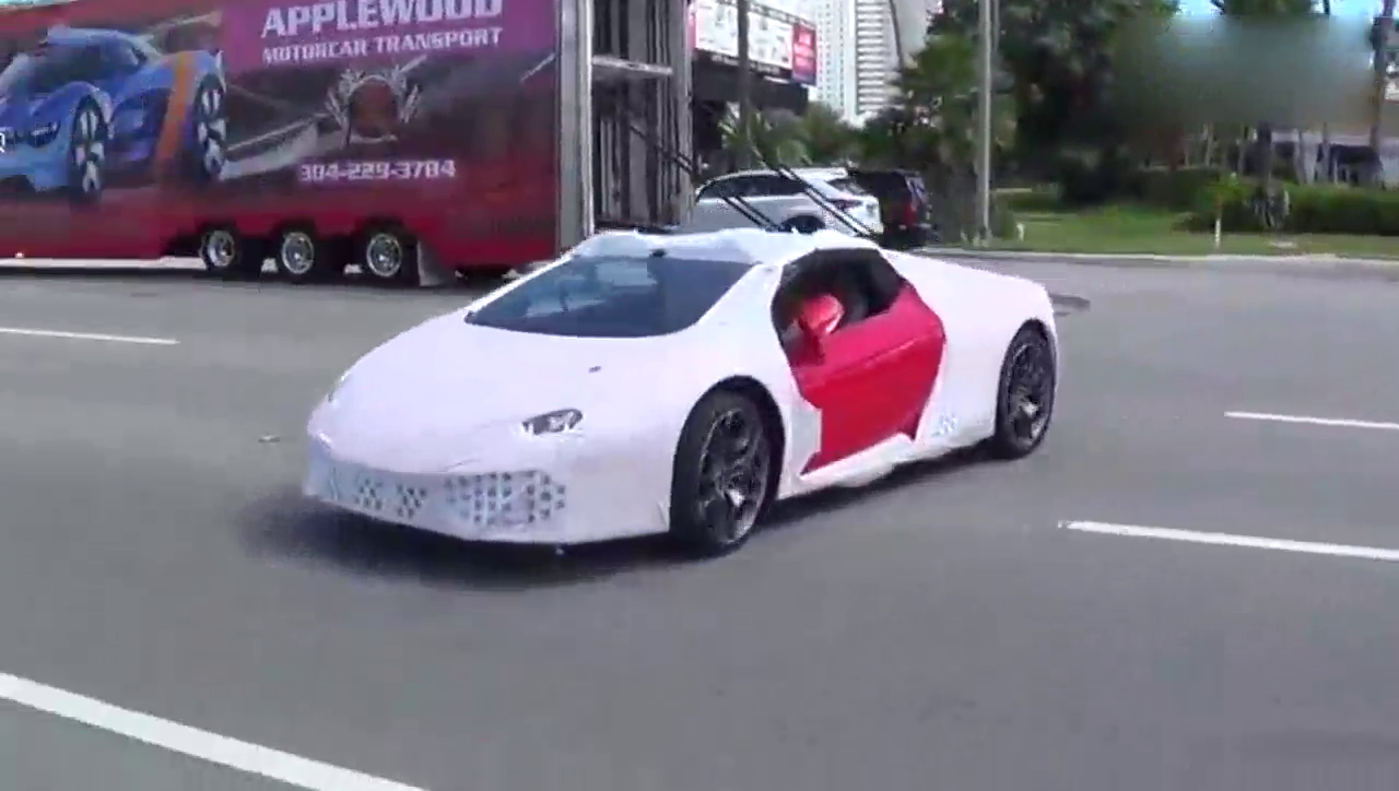 全新未撕膜的兰博基尼跑车交付4S店，拖车司机都紧张了！