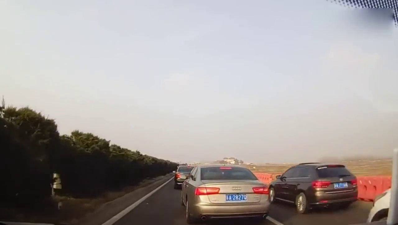 这就是自以为车技高超的出租车，不保持车距的结果！