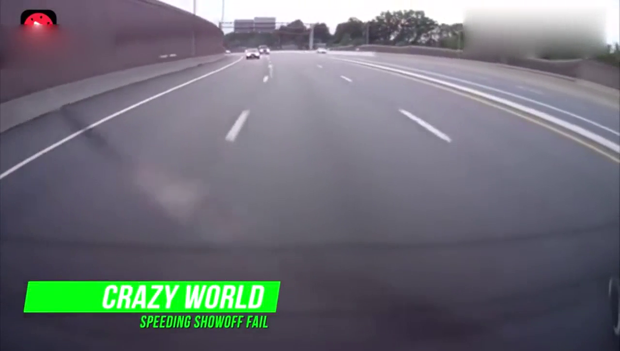 跑车高速路失控翻滚事故录像——豪车也不能这么开