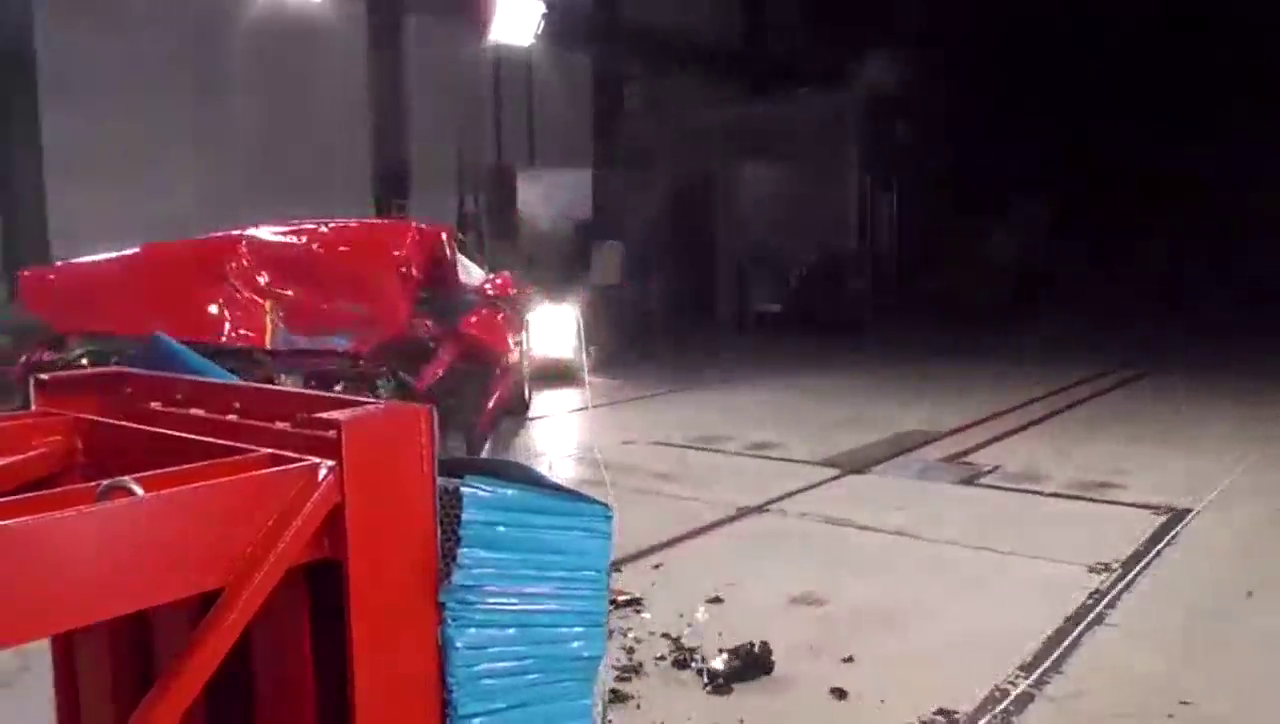 跑车质量好不好，撞一下就知道了