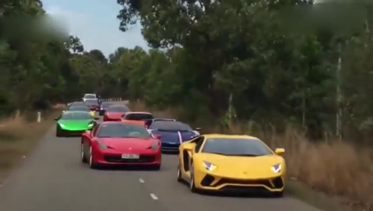 跑车团竟然也敢挑战山路？网友：钱多烧的？