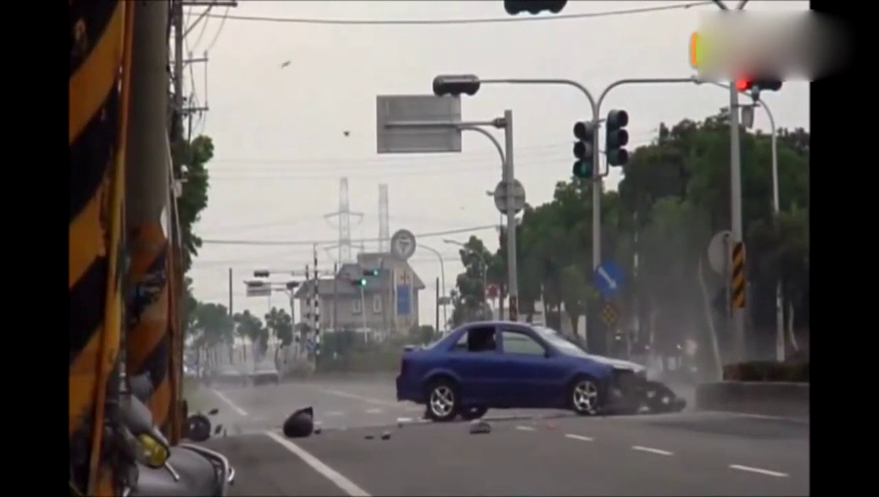 跑车飚到200迈司机飞了一百米终去天堂，飙车虽好可不要贪飞奥