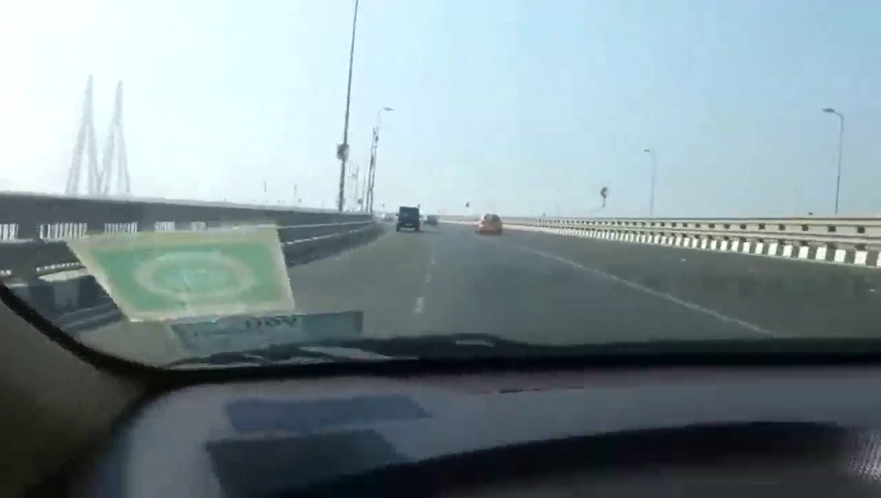 路人看到超级跑车的反应，奥迪R8车主的内心是奔溃的！