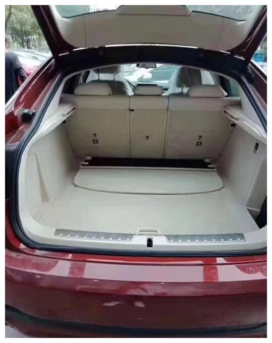 停车场遇五台宝马X6淹水车, 工作人员:10万就卖, 不包修