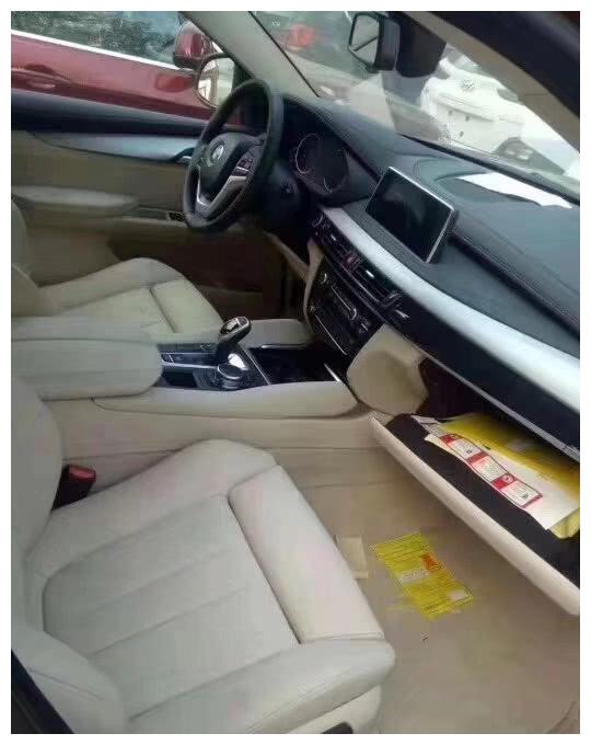 停车场遇五台宝马X6淹水车, 工作人员:10万就卖, 不包修