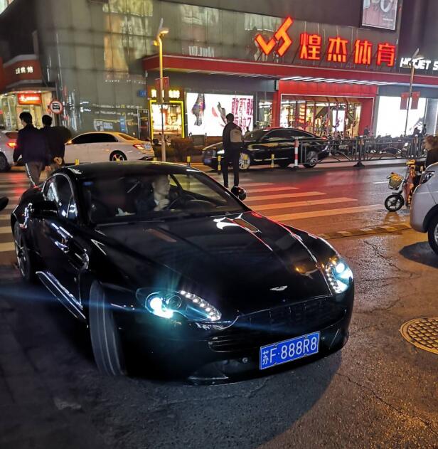 深夜南通街头实拍阿斯顿马丁跑车，车牌