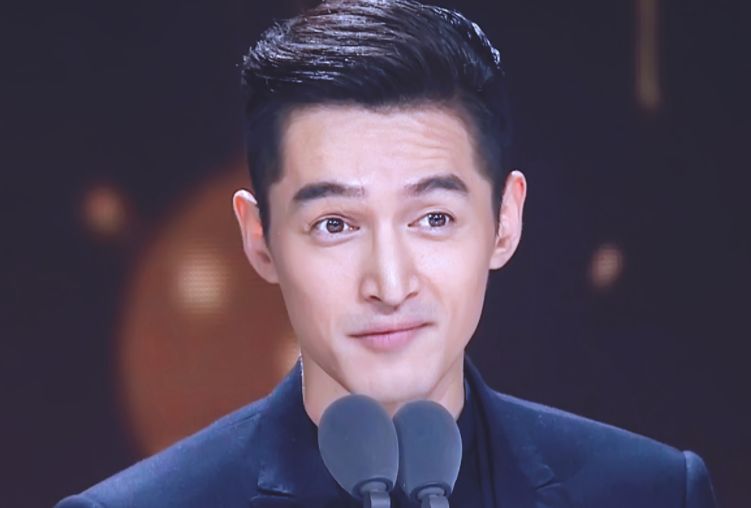 陈飞宇颁奖礼上口误,胡歌大笑实力抢镜,粉丝:褶