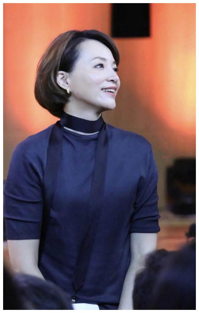 董卿才女称号被质疑?可是人家时尚品味货真价实,40岁女人很实用