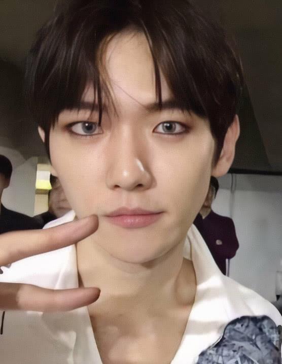 这眼神太撩啦,当边伯贤画上眼线戴上美瞳后