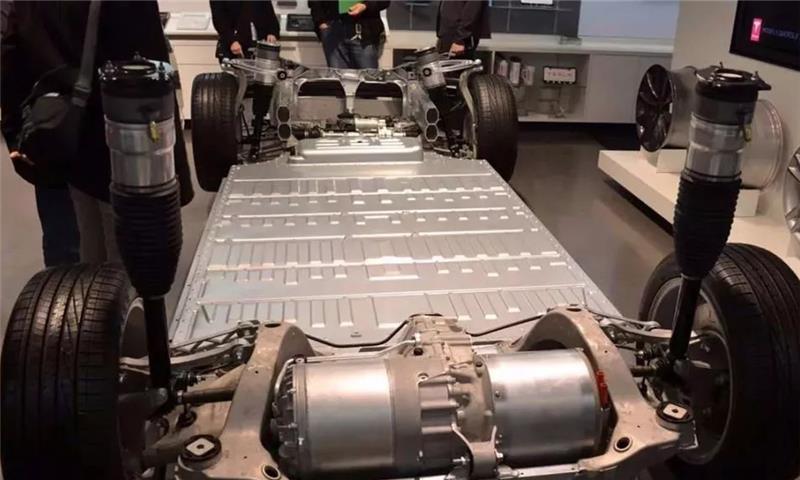 首批“小白鼠”轿车已换电池，看完价格后，车主：换回燃油车！