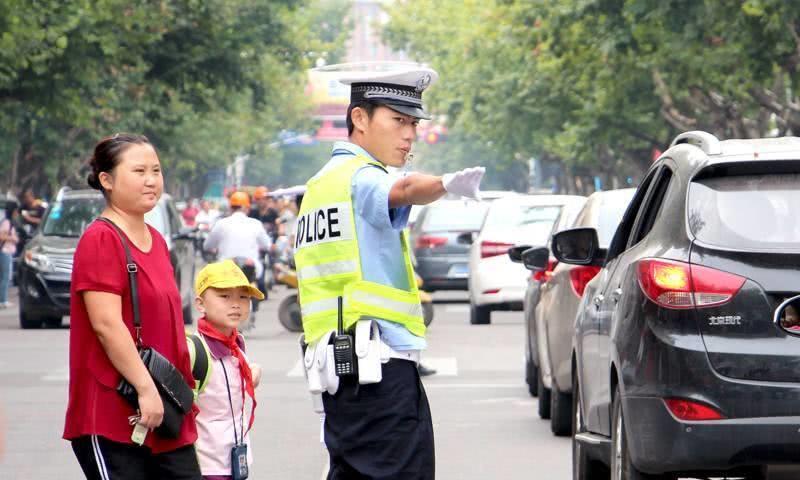 车主未佩戴头盔被罚款？车主反问道：为什么你不以身作则呢？