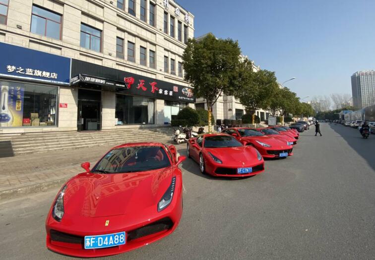 南通通州区街头实拍法拉利车队，全系都是红色，太亮眼了！