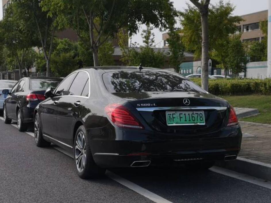 南通港闸区实拍奔驰S500eL，属于非常少见的混动车型！