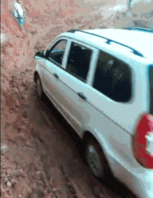 搞笑gif:我想过去打篮球,可是又不放心手里的这瓶水!