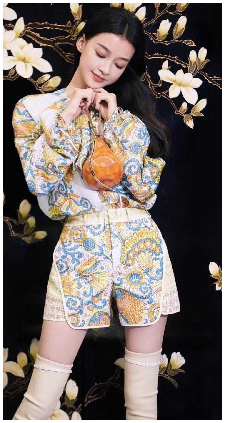 孙怡真是个“腿精”，印花套装配米色长靴青春靓丽，大长腿超抢镜