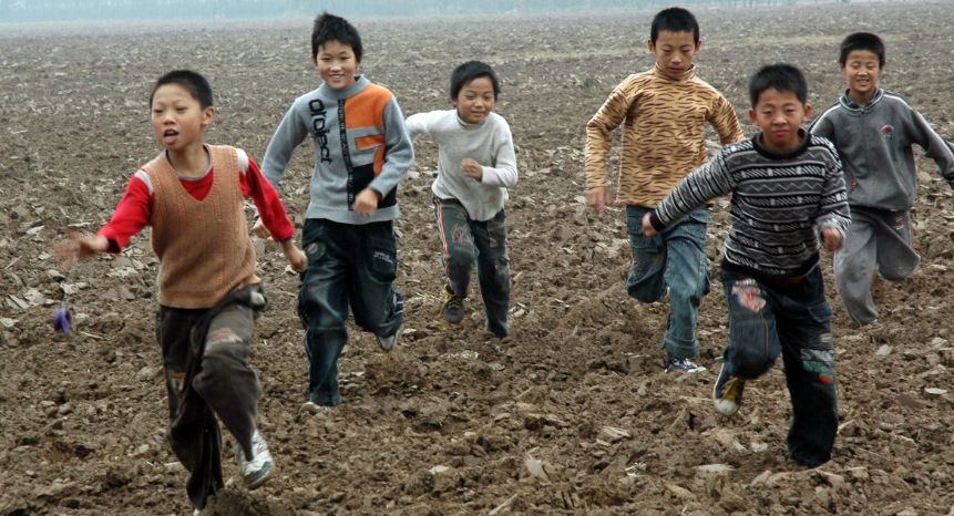 农村小孩假期没有夏令营,没有兴趣班,在天地间玩耍一样很开心