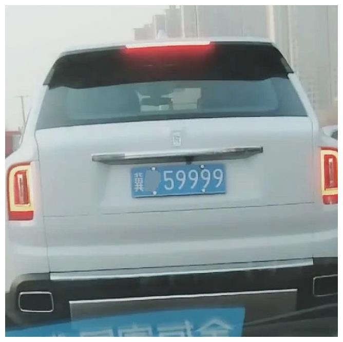 河北遇百万级库里南,车牌不带一个8,却比8888还霸气!
