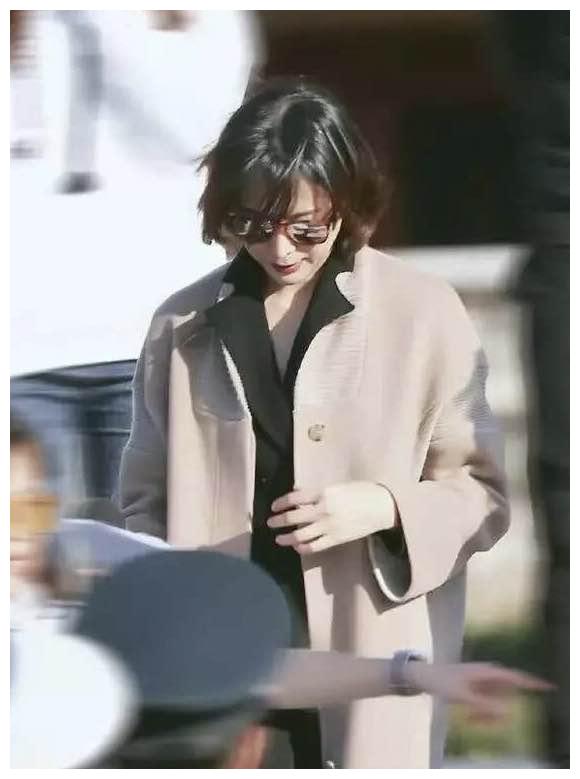 董卿才女称号被质疑?可是人家时尚品味货真价实,40岁女人很实用