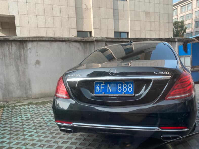 南通金沙镇实拍迈巴赫s400,车牌