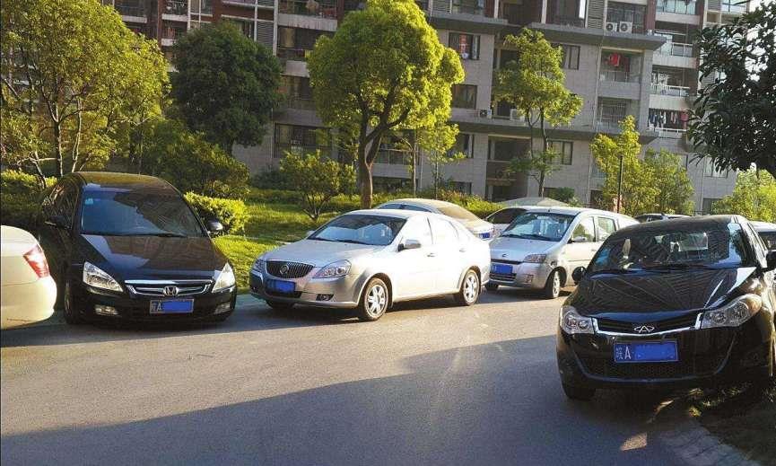 买了新能源汽车，充一次电罚150，大爷忍不住了：坑人啊