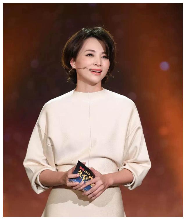 董卿才女称号被质疑?可是人家时尚品味货真价实,40岁女人很实用