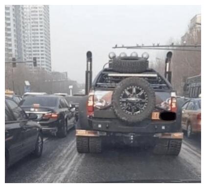 偶遇福特F650,高度堪比公交车,6轮着地,带两个全地形备胎