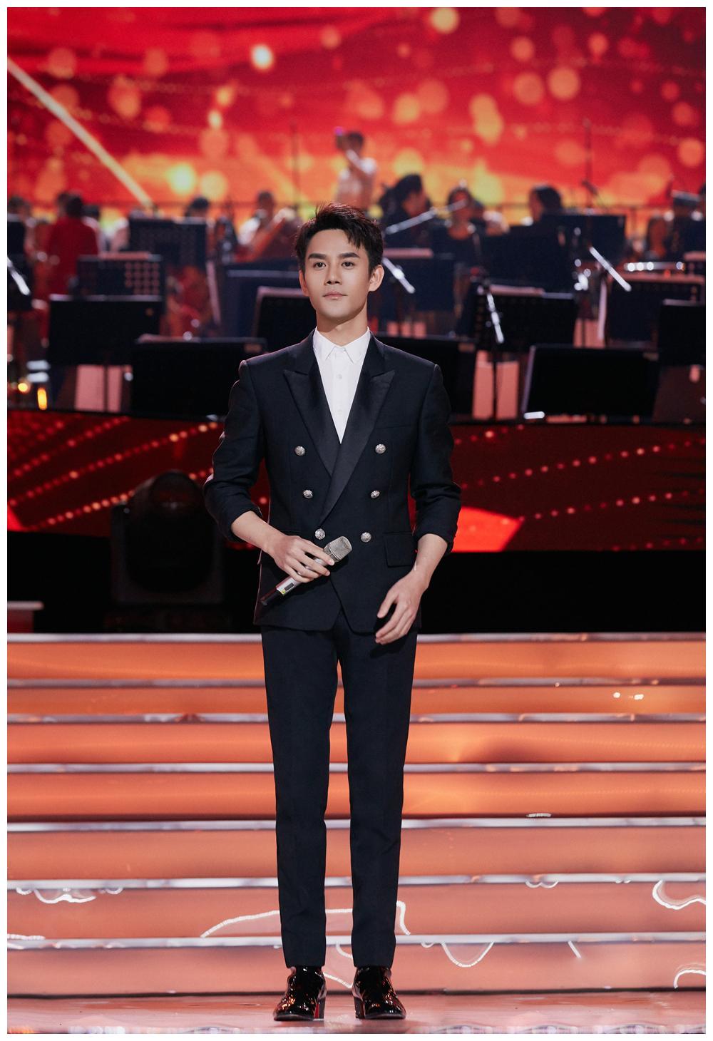王凯登央视舞台,182身高穿双排扣西装一身正气,男神魅力挡不住