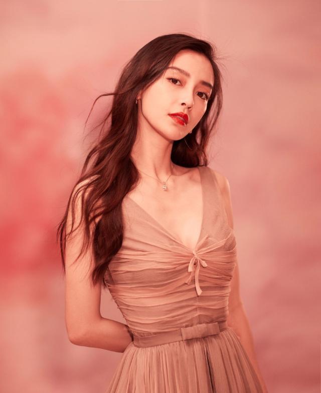 angelababy完美身材,一袭红裙美得冒泡,开启撩人模式