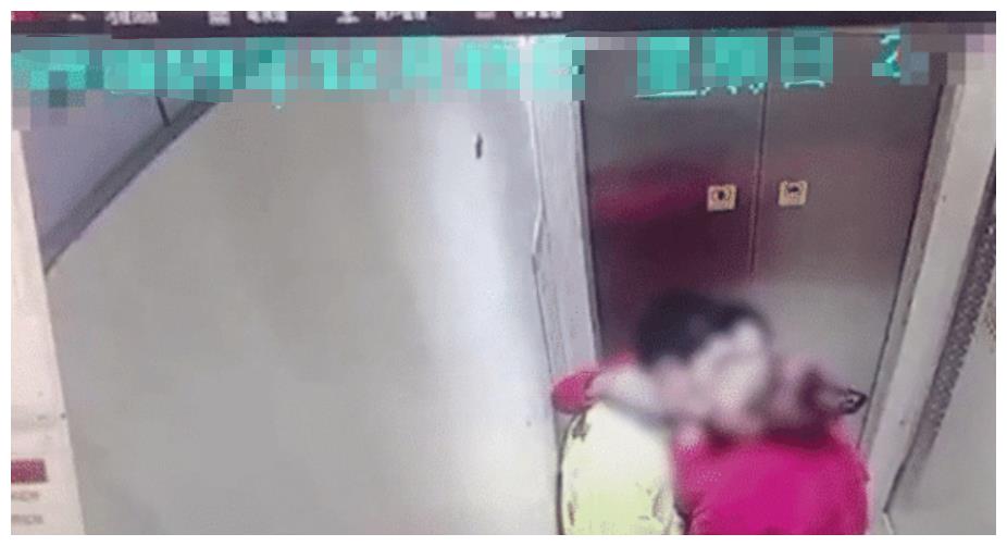 外卖小哥左拥右抱，电梯内与两名中年女子热吻，网友：这谁顶得住