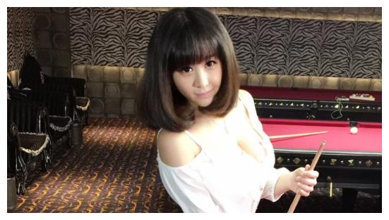 台球界不光是“九球天后”，还有一位美女裁判，颜值不输潘晓婷