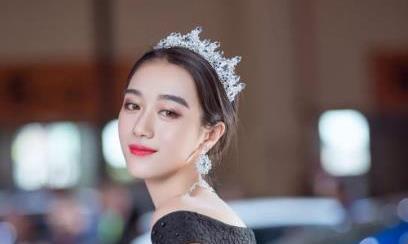 气质女神助阵莱斯莱斯，头戴王冠，艳压群芳，这才是豪车美女！