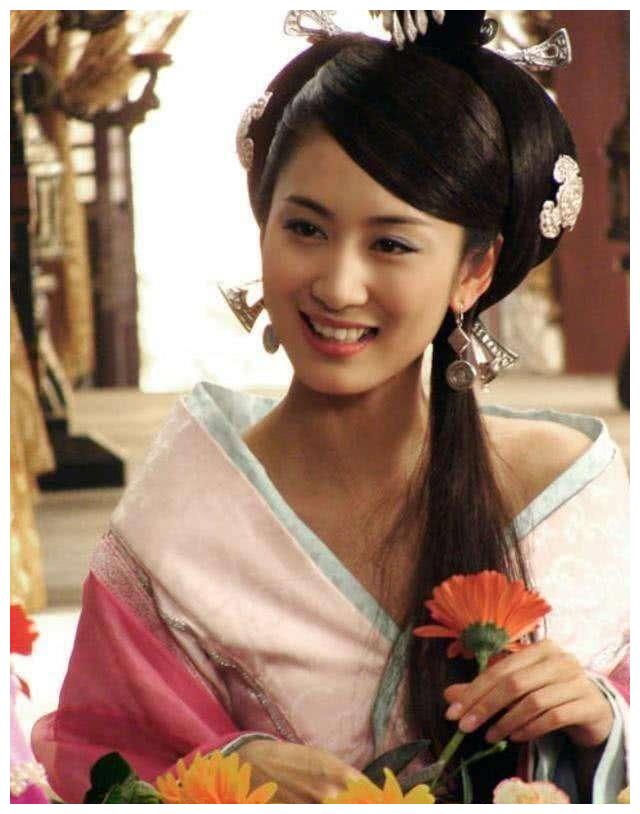 她的古装美的令人心折,这才叫倾国倾城,用七分容貌饰演绝色美女