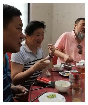 杜宁林杜旭东罕同框，饭桌上敲碗唱歌，知名演员用餐饭店却好简陋