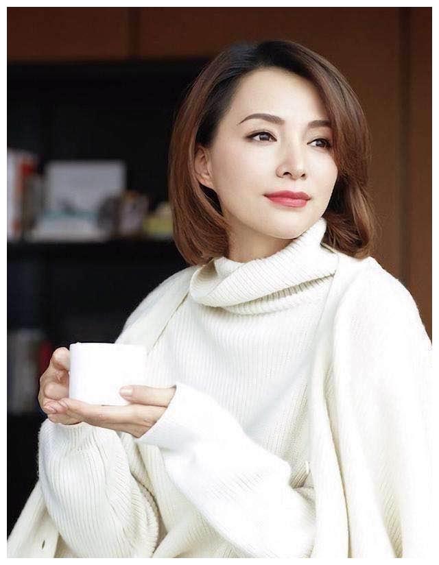 董卿才女称号被质疑?可是人家时尚品味货真价实,40岁女人很实用