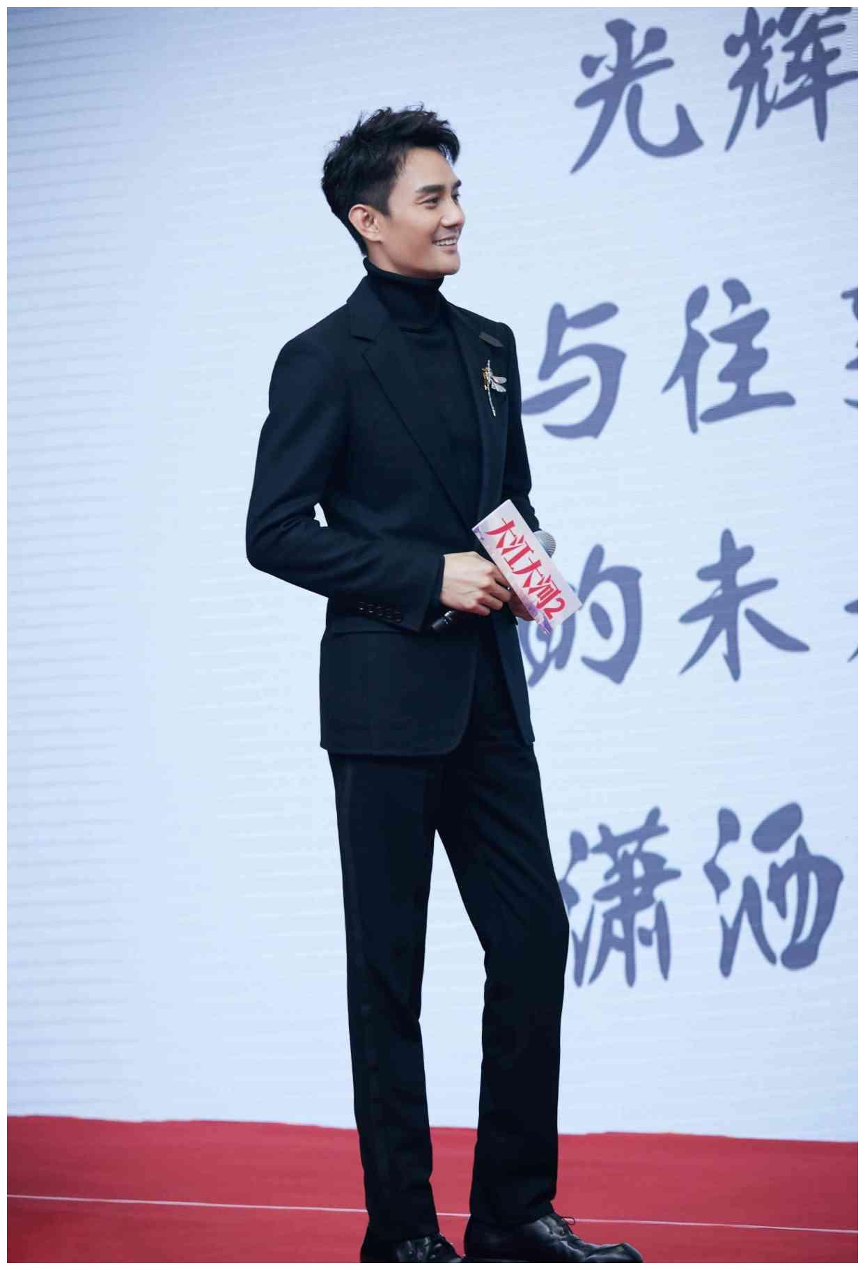 王凯登央视舞台,182身高穿双排扣西装一身正气,男神魅力挡不住