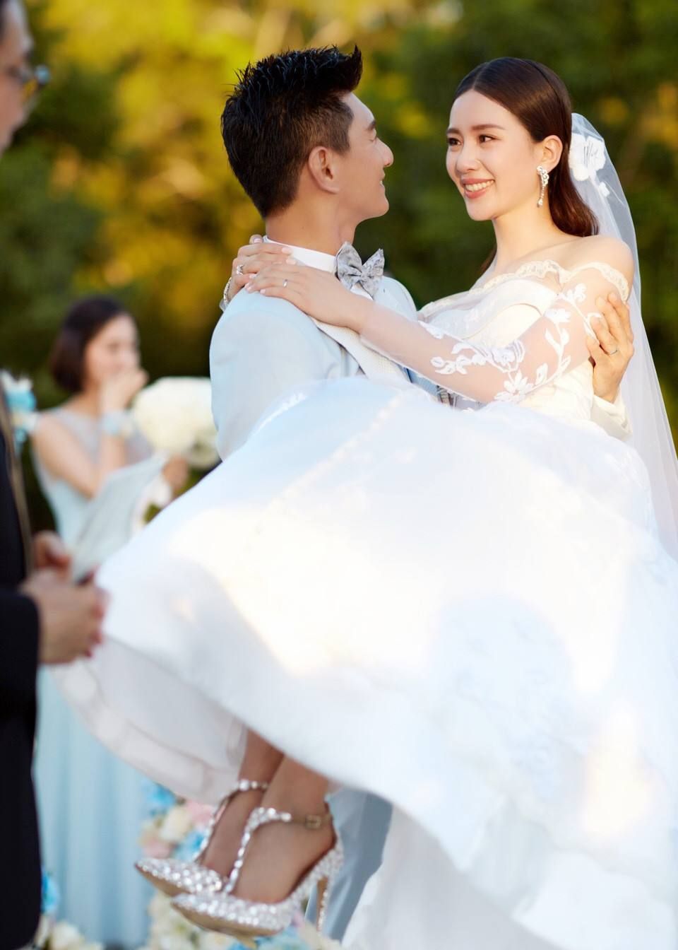 五位明星结婚写真照,杨幂双宋已成回忆,只有一对最甜蜜!