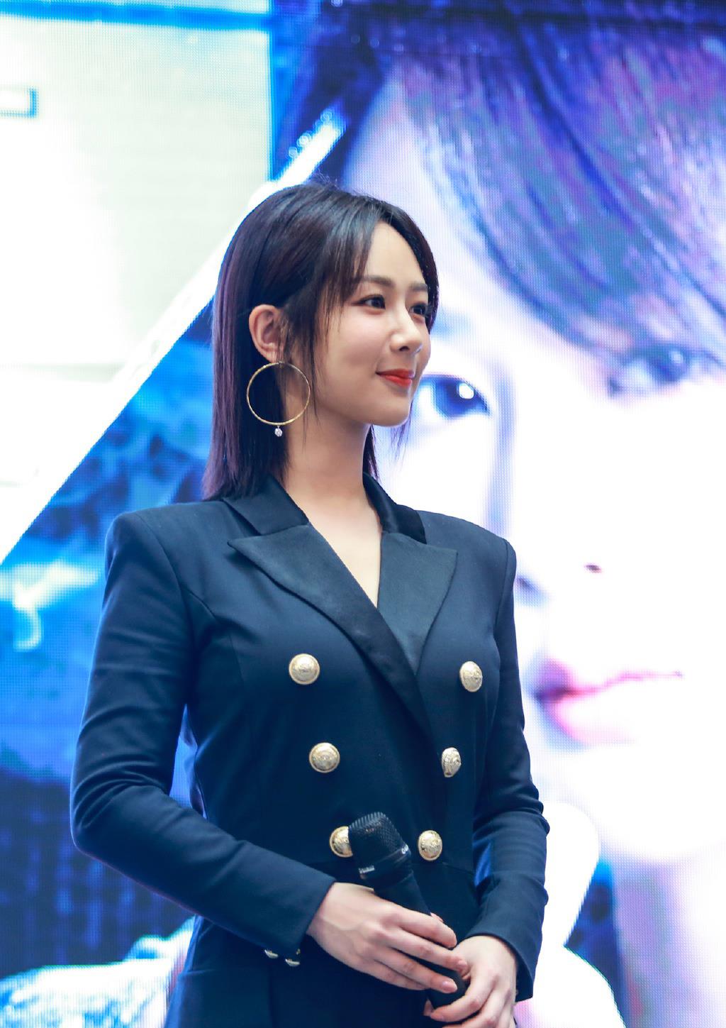 杨紫热播剧收官穿连身西装为新片路演又酷又媚比佟年更能撩