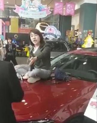 奔驰女车主受威胁发文秒删 但已被主流媒体截图