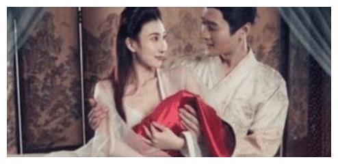 因为出演静态版《金瓶梅》一炮而红,活动现场衣不遮体,场面混乱