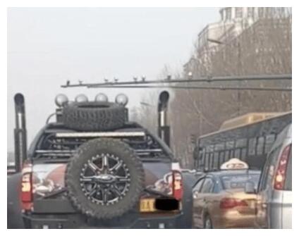偶遇福特F650,高度堪比公交车,6轮着地,带两个全地形备胎