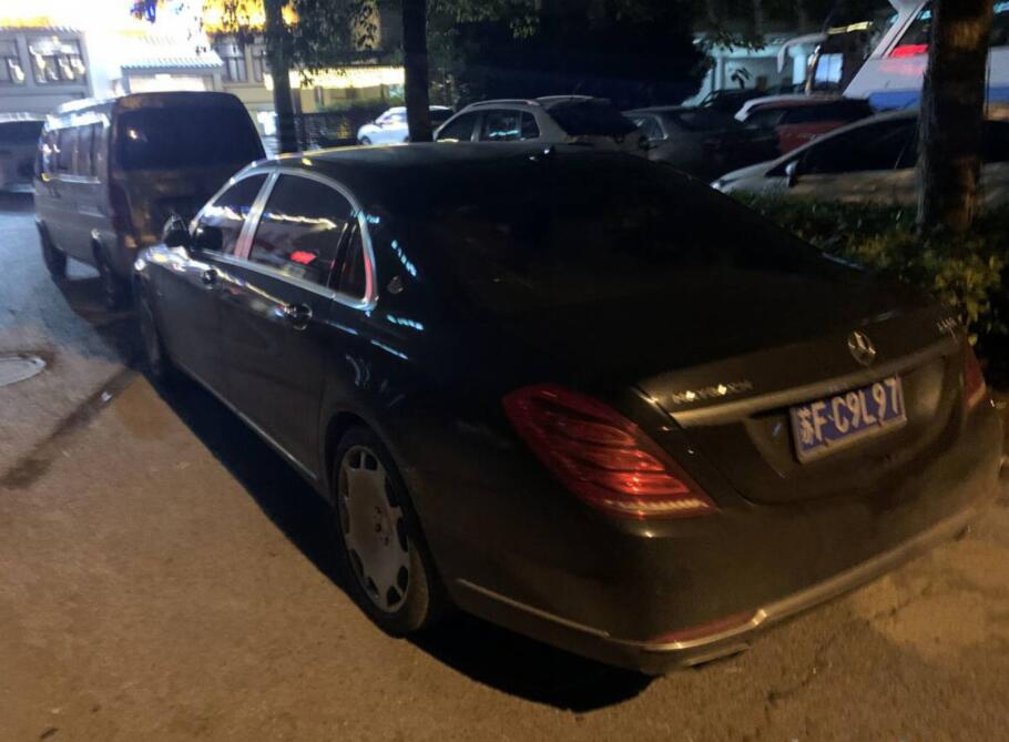 南通中南城街头实拍迈巴赫S600，外观充满奢华感！