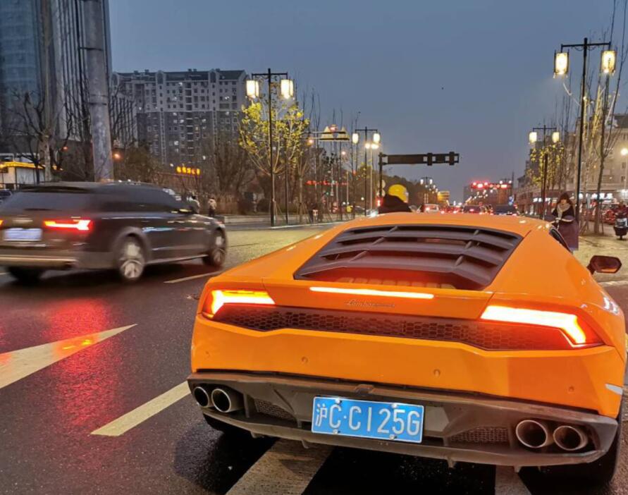 南通开发区街头实拍兰博基尼LP580跑车，四出排气管很张扬！