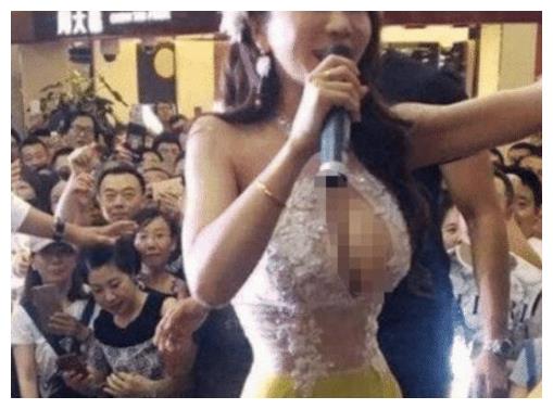 因为出演静态版《金瓶梅》一炮而红,活动现场衣不遮体,场面混乱